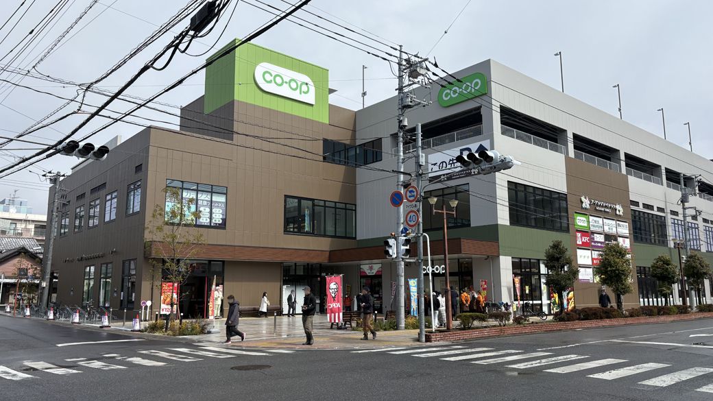 駅の東側にはスーパー「コープかすかべテラス」がある。日常の買い物に重宝しそうだ（写真：筆者撮影）