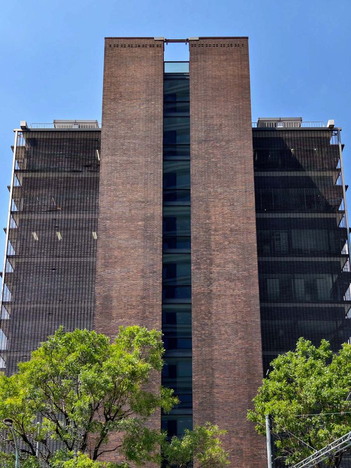 忘れてはならないのは、東西両端のレンガ壁。中は非常階段になっている（筆者撮影）