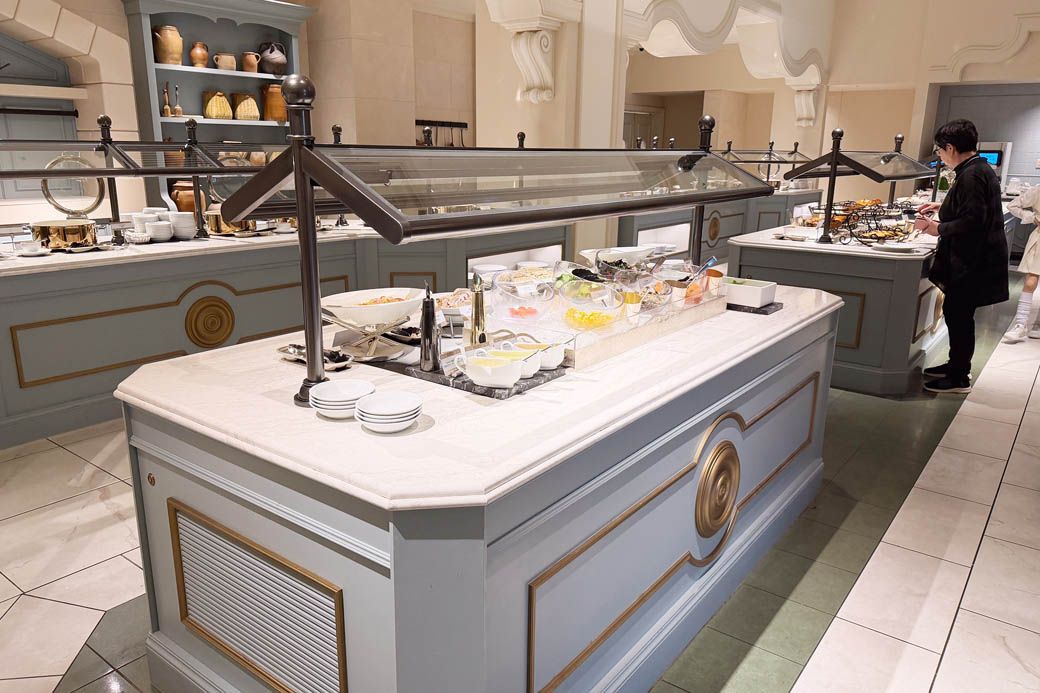 ビュッフェ台は大きめサイズに作られており、トレイを置くスペースも確保されている（写真：筆者撮影）