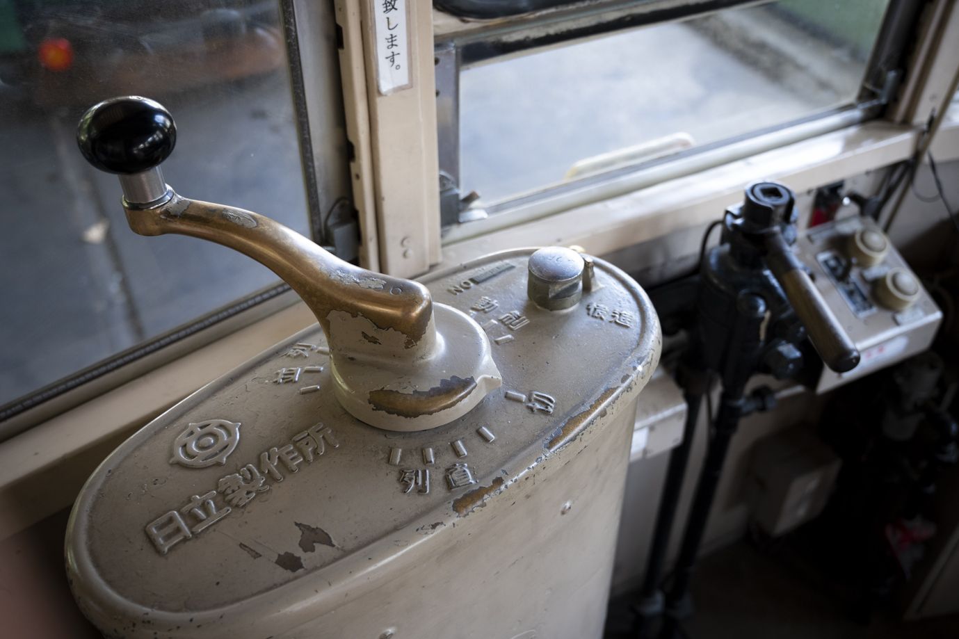 戦後から幾人もの運転士が握ってきたレバー（写真：筆者撮影）