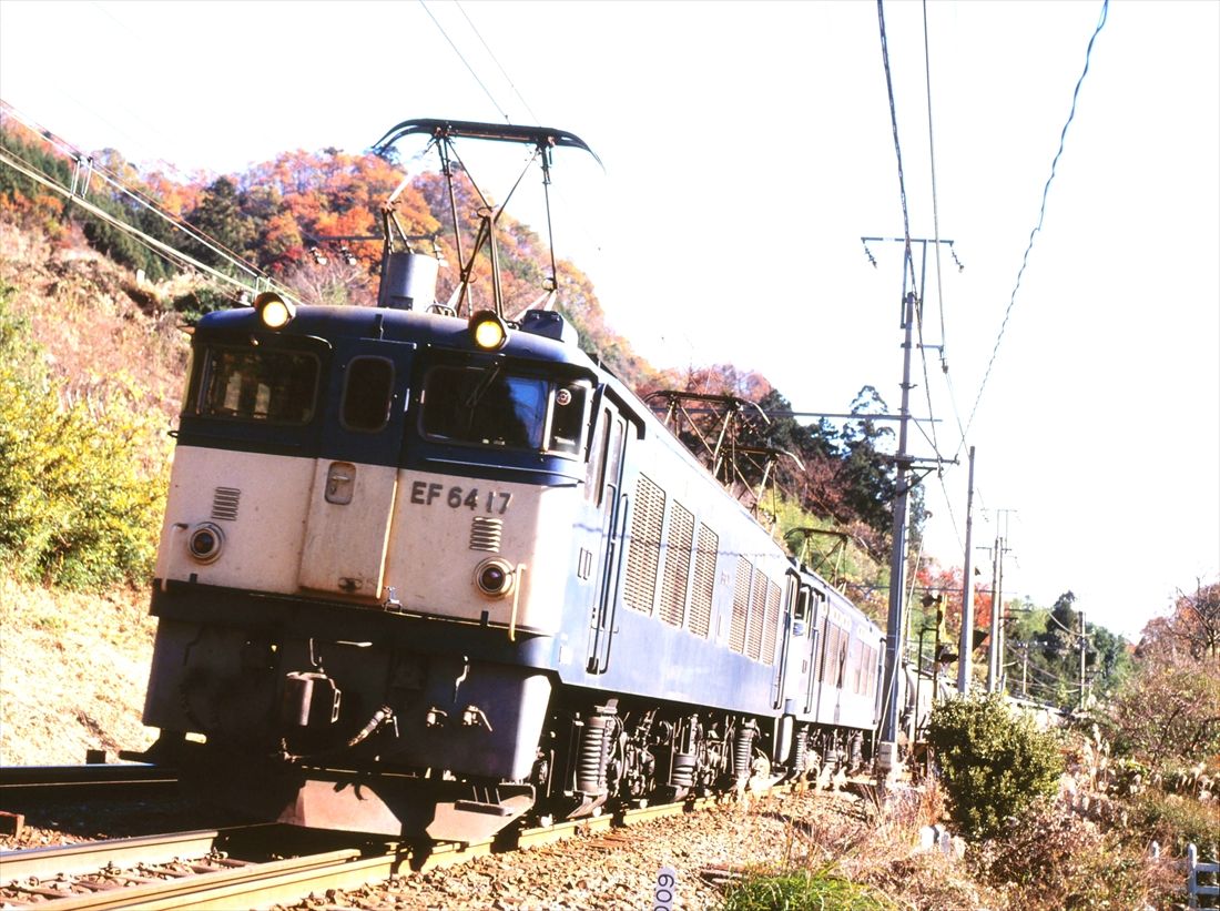 中央東線を行くEF64形重連牽引の貨物列車＝1972年（撮影：南正時）