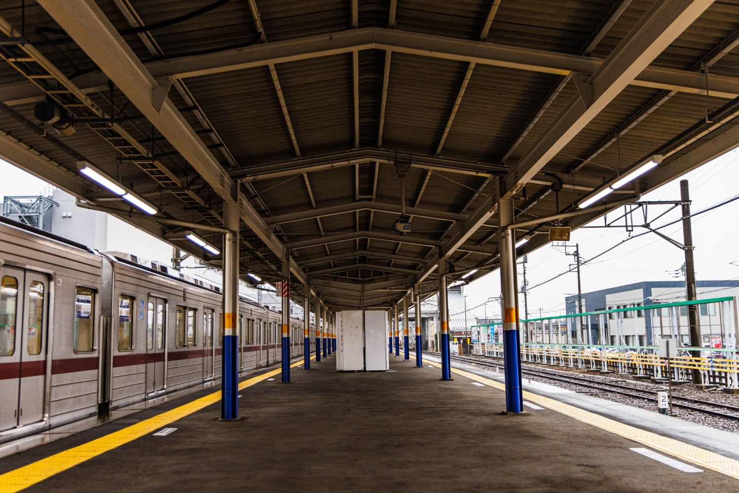 新河岸駅は島式ホーム1面2線のシンプルな構造だ（撮影：鼠入昌史）