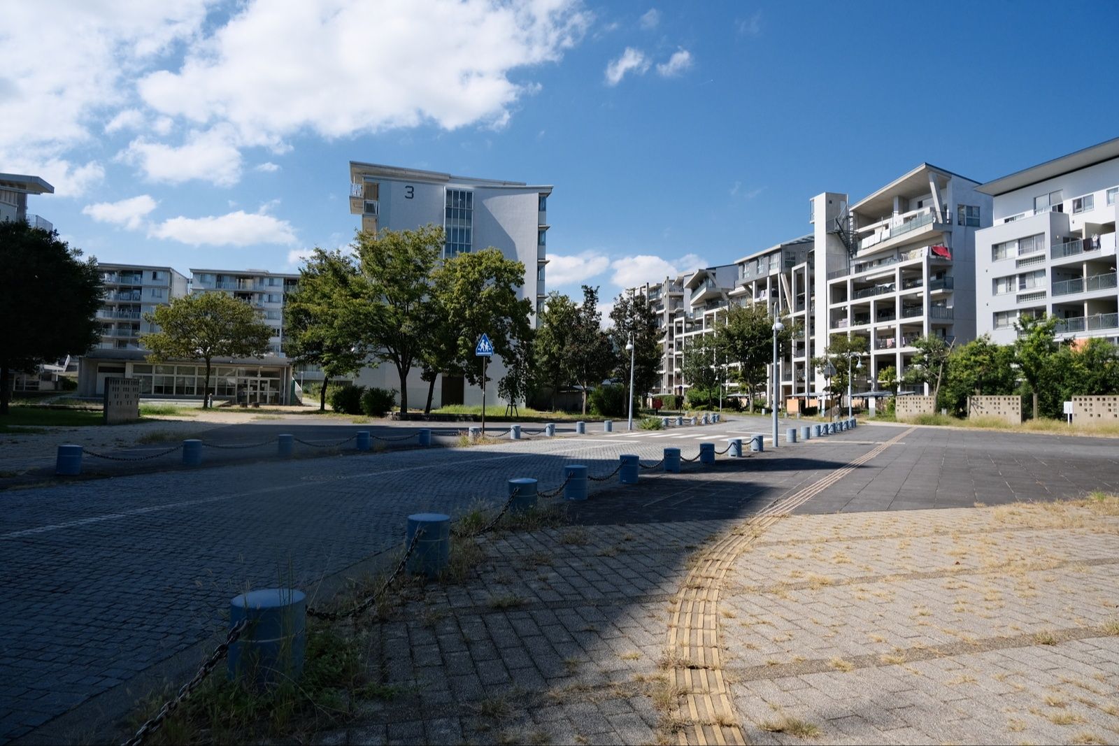 「けやき通り」沿いに立つフシギな住棟（写真：筆者撮影）