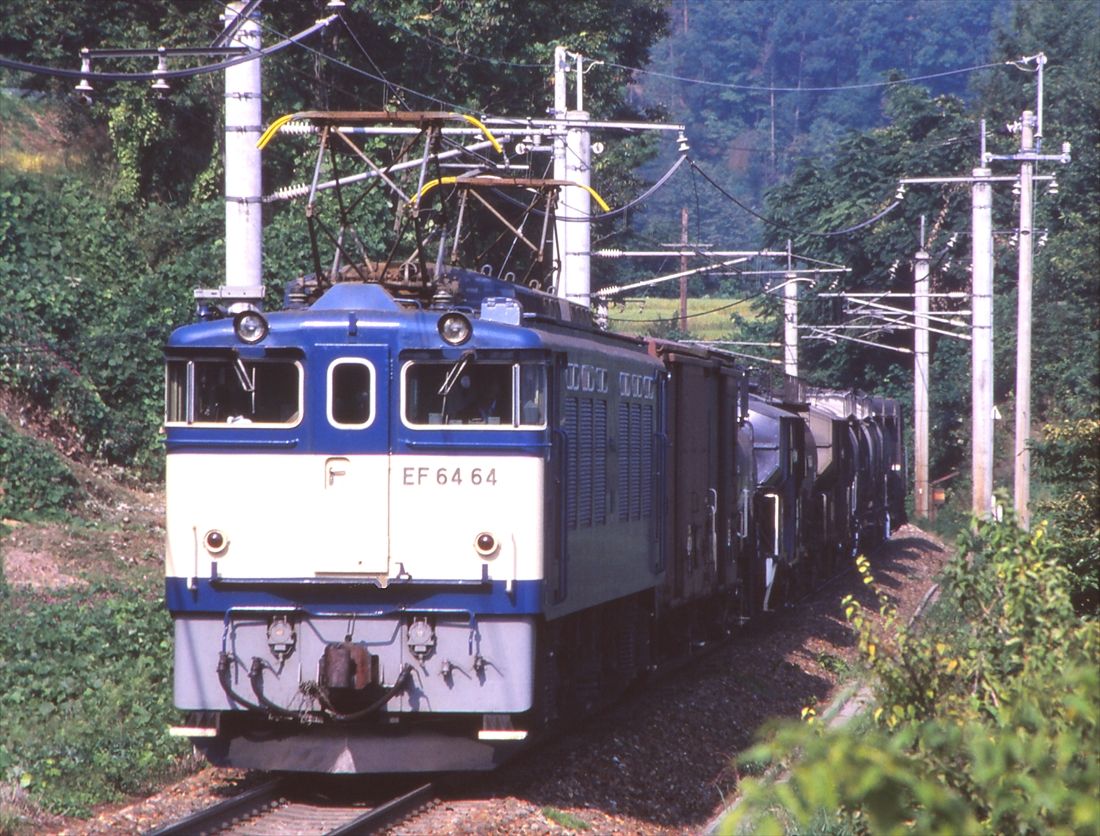 篠ノ井線を行くEF64形0番台牽引の貨物列車（撮影：南正時）