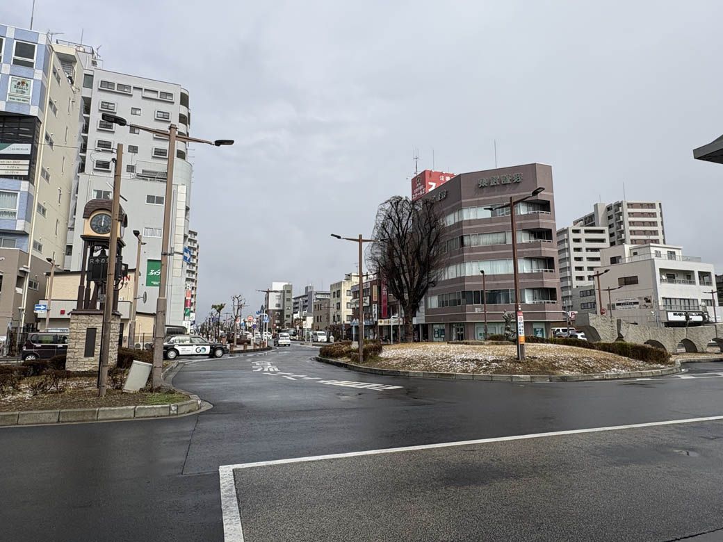 東口の駅前。西口よりも落ち着いている（写真：筆者撮影）