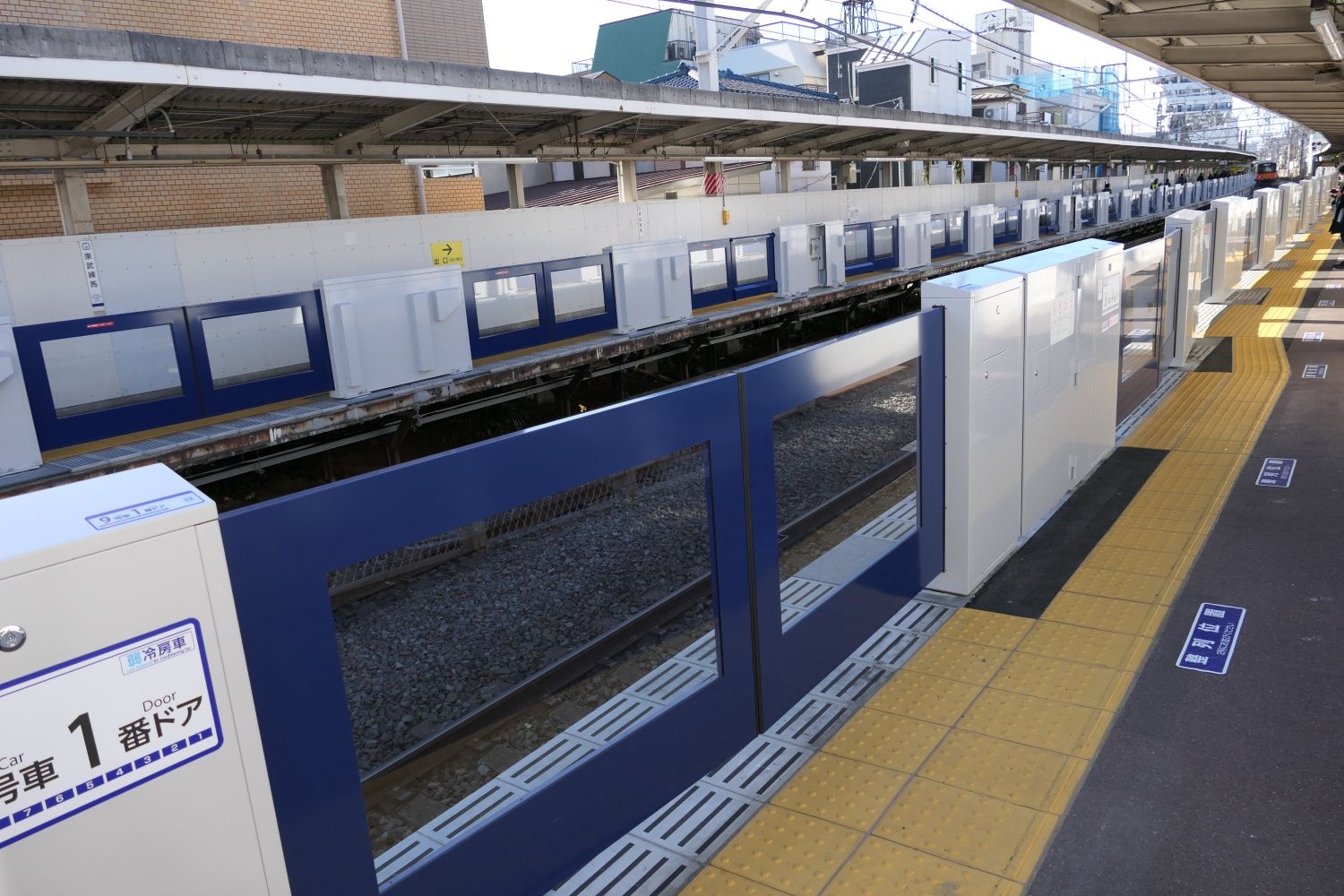 駅の雰囲気はホームドアの設置で一変（記者撮影）