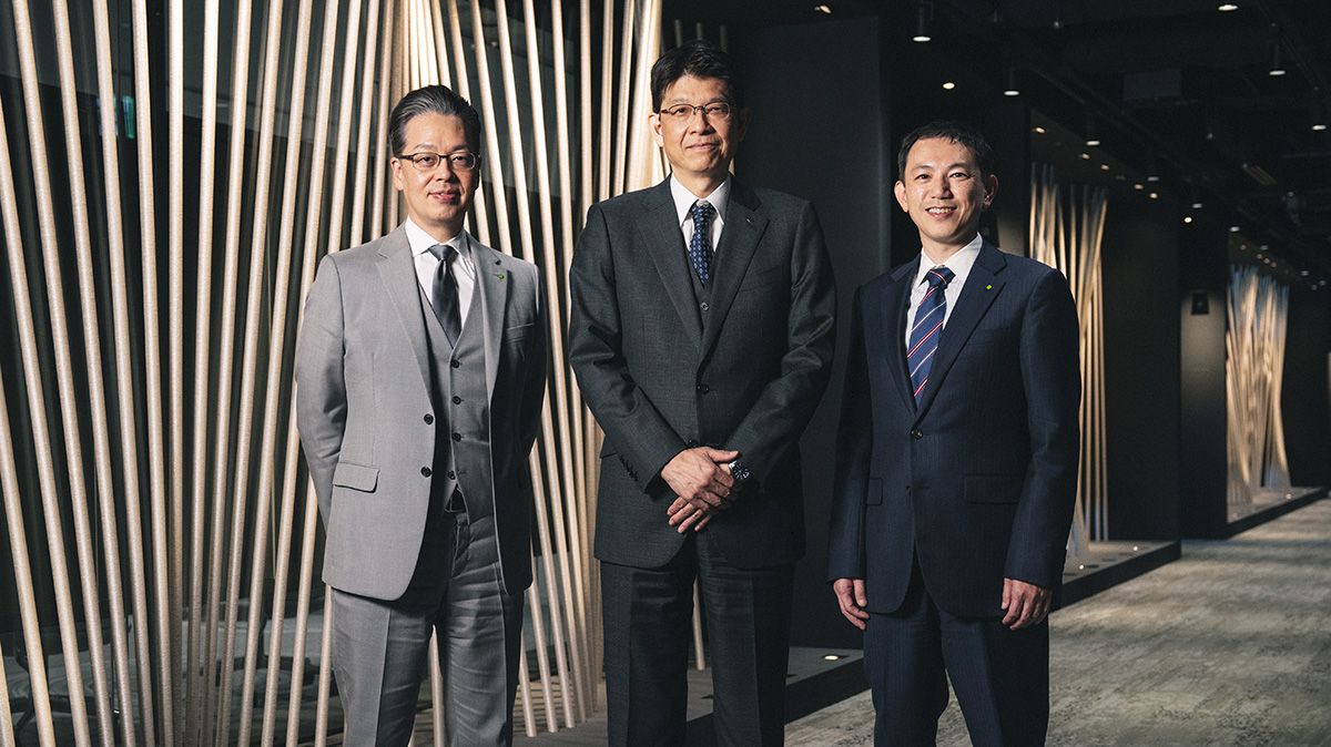 左から、デロイトトーマツグループ 長川知太郎氏、日立製作所 加藤知巳氏、デロイトトーマツグループ 近藤泰彦氏