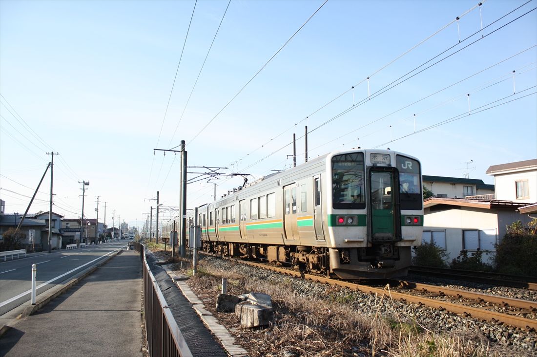 山形～籠田（信）：蔵王高速電鉄の線路はしばらく奥羽本線の線路に隣接（写真左側）して南下する計画だった（筆者撮影）