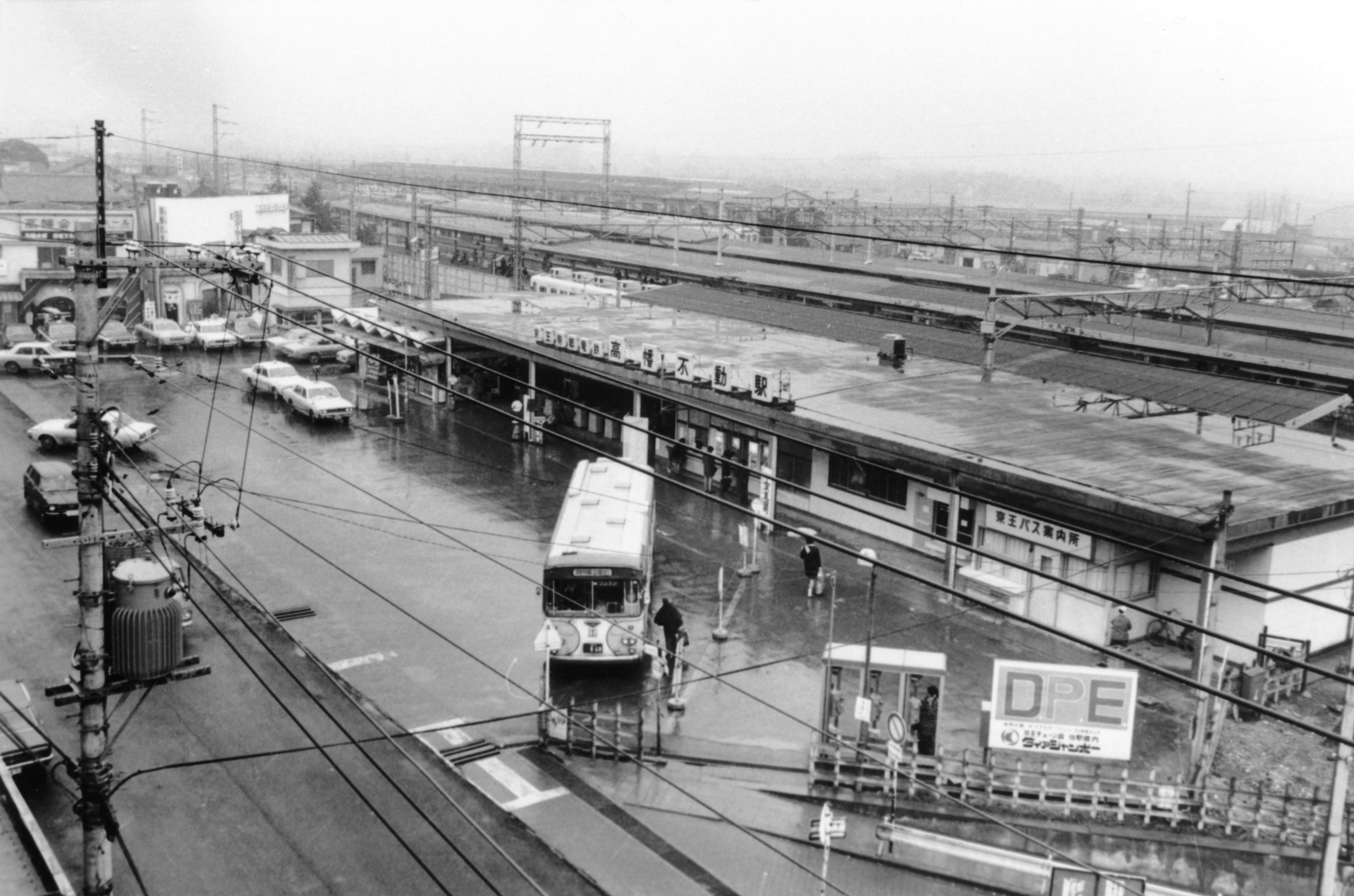 高幡不動駅全景。駅は動物園線の開業時に現在の位置に移転した＝1974年3月（写真：京王電鉄）