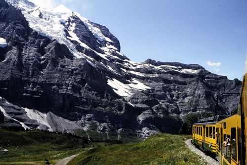 真夏でも雪景色のなかを行くスイスの登山鉄道（2003年 筆者撮影）