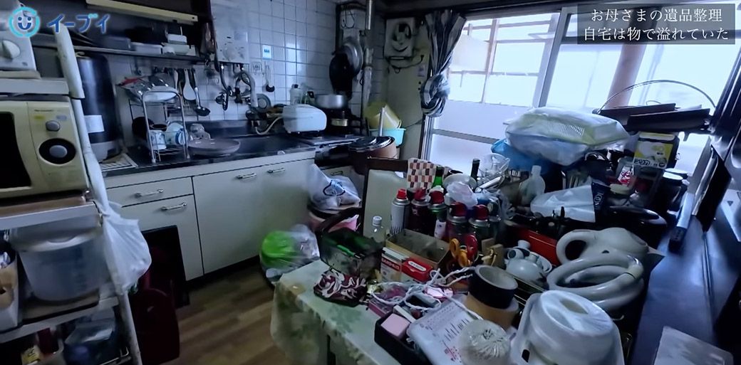 台所にも1人暮らしとは思えないほどの量の食器や調味料などが置かれている（写真：「イーブイ片付けチャンネル」より）