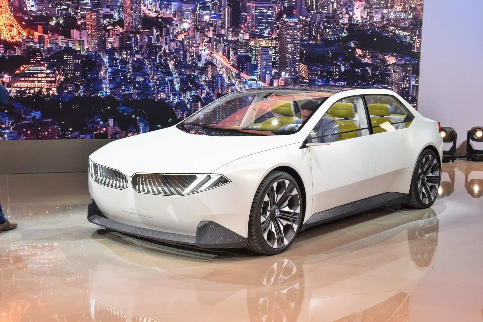 BMWはミュンヘンの「IAAモビリティ」で初公開した「BMW VISION NEUE KLASSE（ノイエ・クラッセ）」を展示（撮影：大澤誠）
