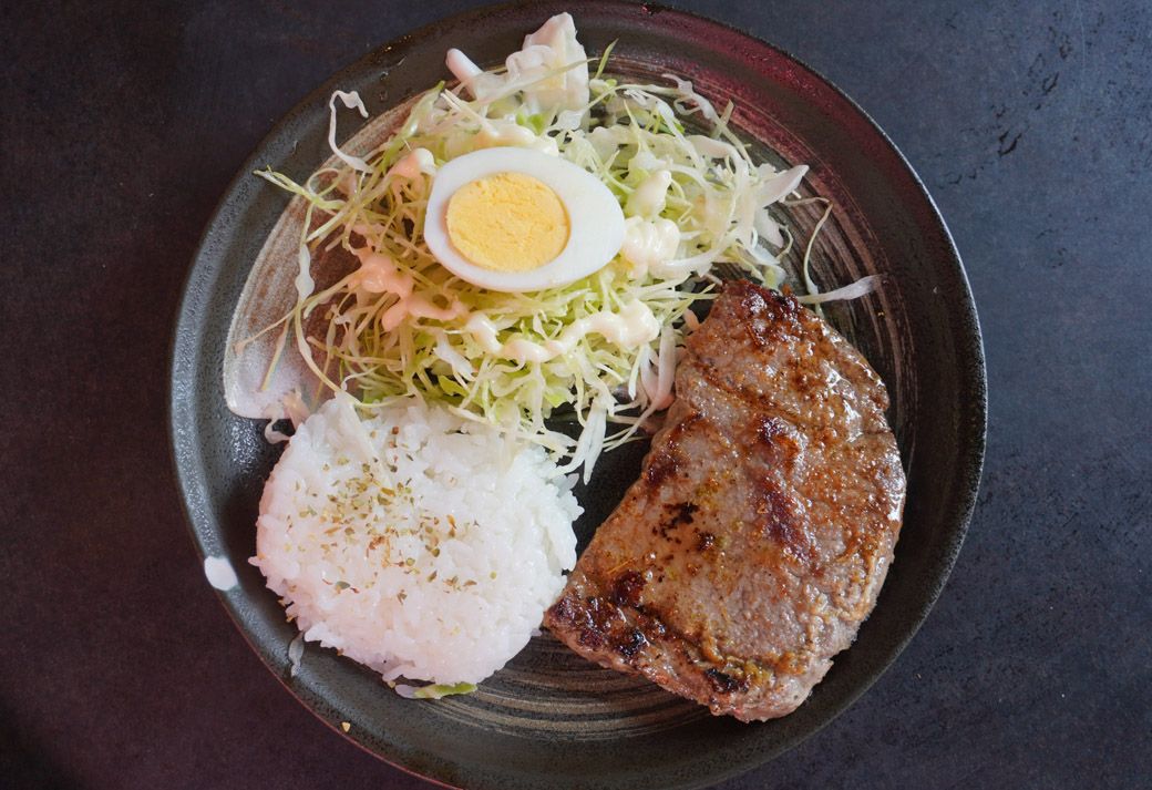 牛肉も塩胡椒だけのシンプルなものがチリスタイル（筆者撮影）