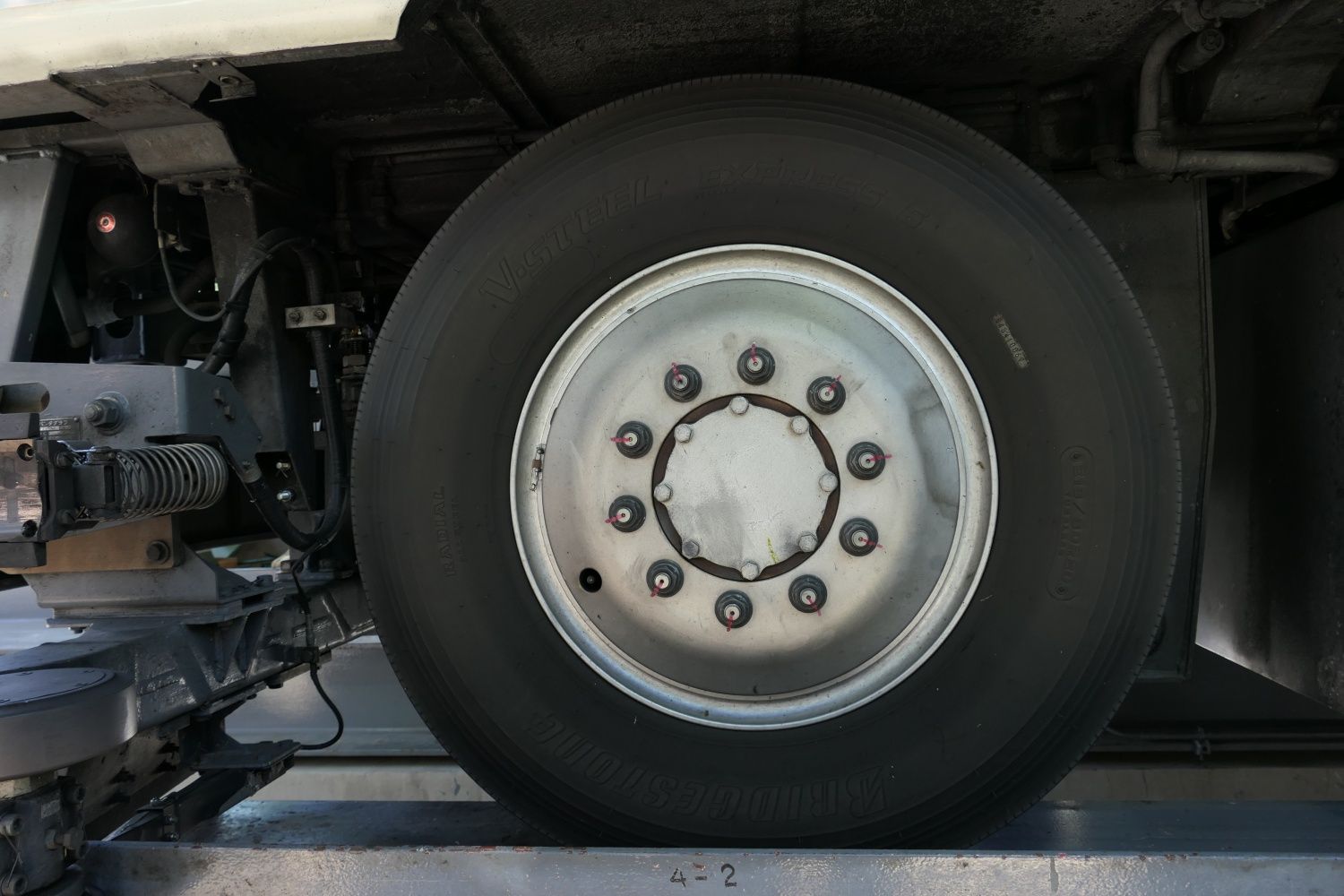 車両を支えるタイヤ（記者撮影）