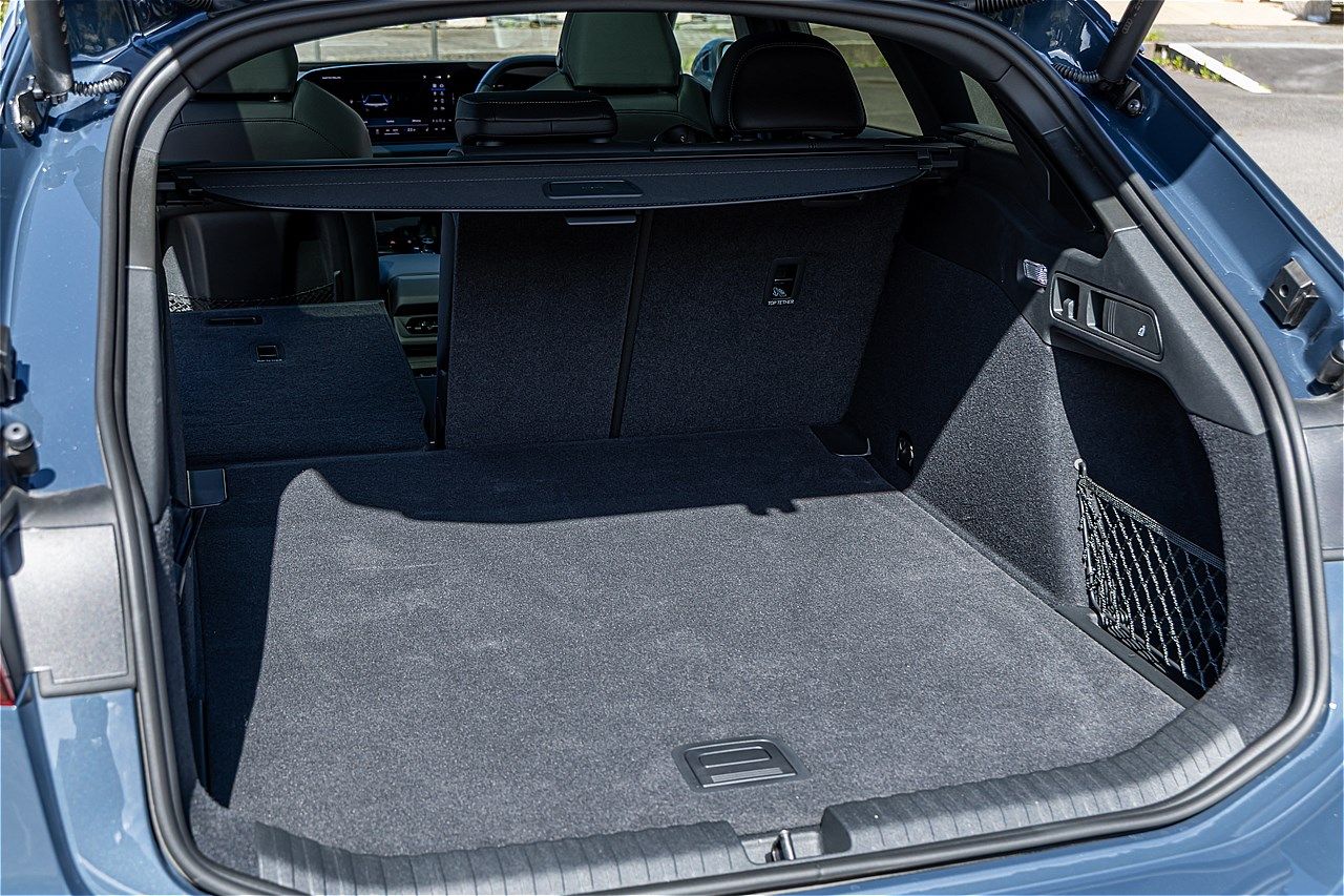 アウディの新型BEV「A6アバントe-tron」（写真：三木 宏章）