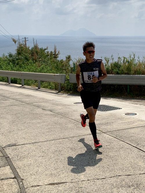 年に一回、一日に十島村の有人7島を走る大会「トカラマラソン」がある。片野田さんは2017年に参加して一位に輝き「十島村で初めての優勝者」ということで村が大いに盛り上がった。これは平島を走っている様子（画像提供：片野田隆紀）