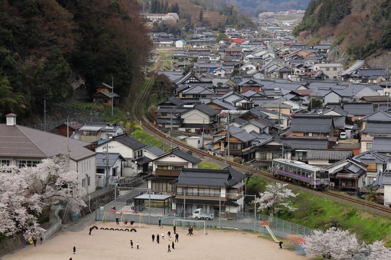村上の独立後初個展となった「つなぐ旅ーその、日々へー」より。独立後は自身の好きな「鉄道のある光景」を撮影してゆくことに全力を注ぐようになり、「ひとと鉄道」という、今にも続く一つの核ができましたという。これがやがて、地域に住む方々や旅人だけでなく、鉄道を支え動かす鉄道事業者の方々への感謝や（写真を通して）応援したいという思いに発展し、今回の写真集につながっていく（写真：村上悠太）