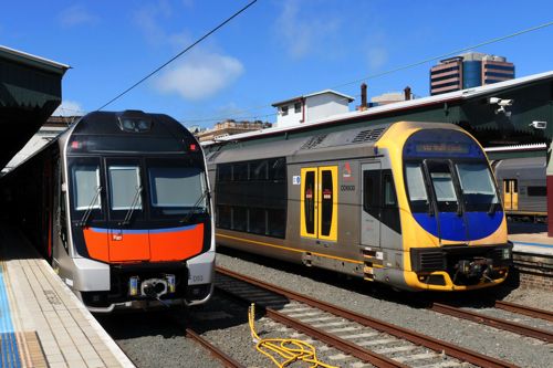 インターシティも2階建て電車、右が主力車両、左は韓国製新型車両（筆者撮影）