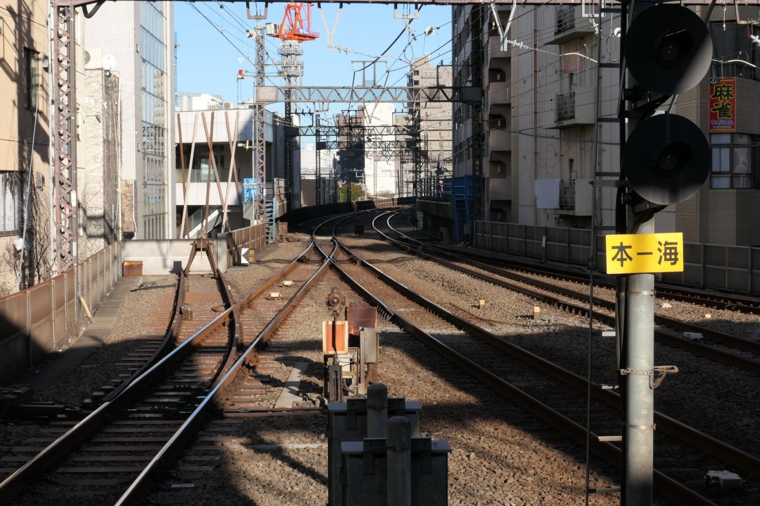 上りホームから見た新宿方面。カーブした先で相模川を渡る（記者撮影）