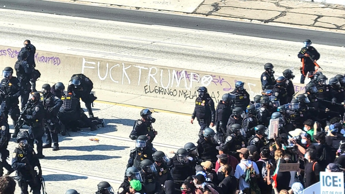 警察当局に抗議するデモ隊の人たち（写真：筆者の友人が撮影）