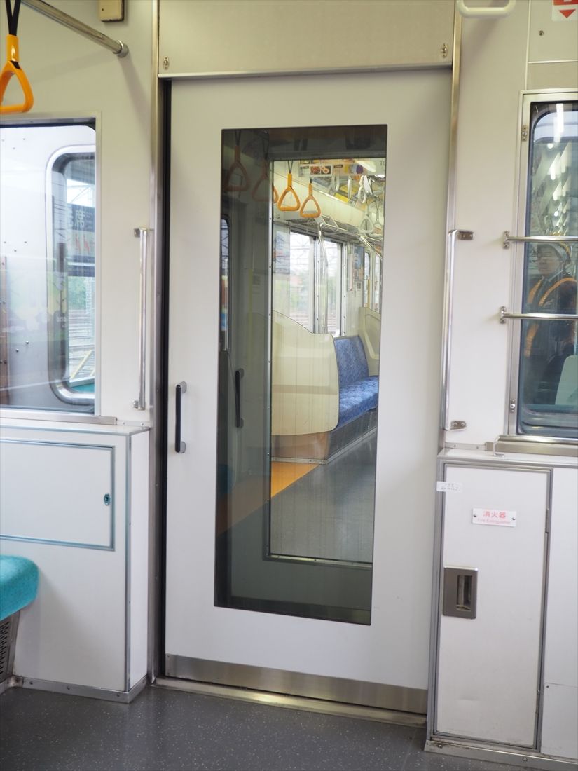 貫通路の扉もリニューアル時に交換している（記者撮影）