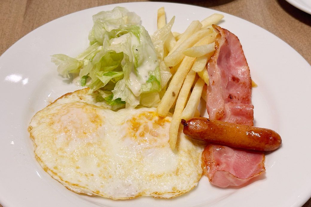  目玉焼きは両面焼き。焦げ目がついた白身は独特のおいしさ（筆者撮影） 