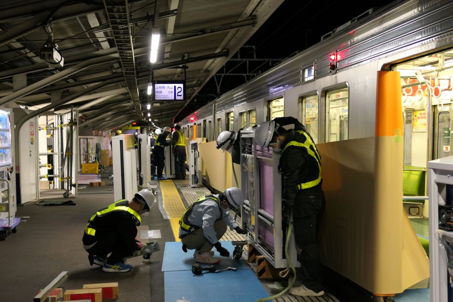 筐体の据え付け作業（記者撮影）