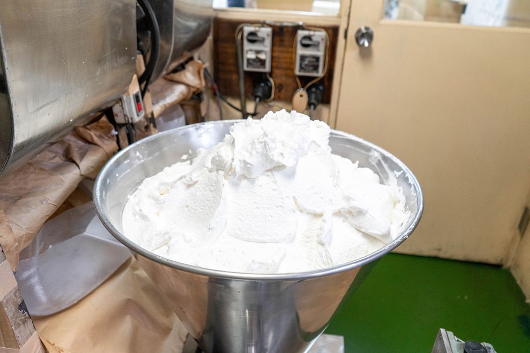 池田さんが選び抜いた植物油脂と2種の砂糖を合わせてつくる特製クリーム（写真：筆者撮影）