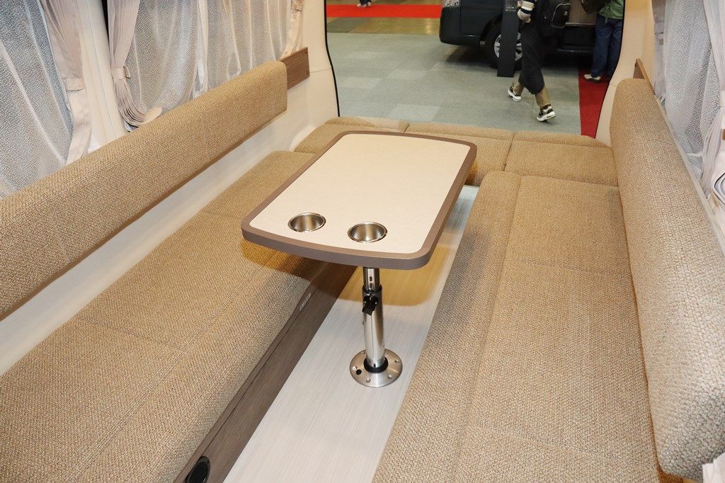 新型キャンピングカー「レクビィ プラスリビン」のオールシーズンタイプ（写真：筆者撮影）