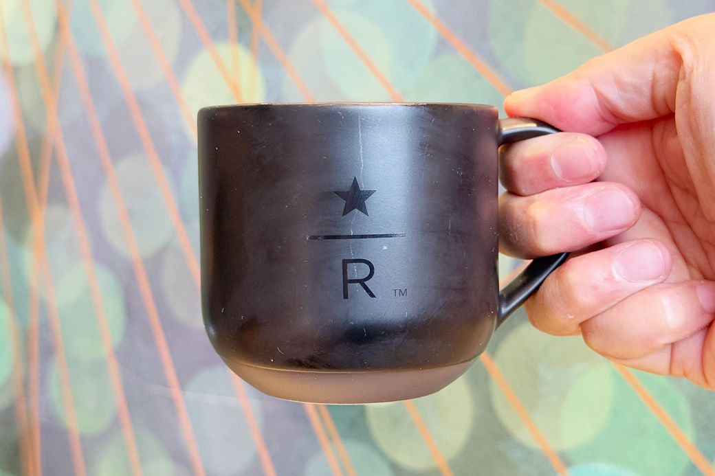 スターバックスリザーブのロゴ入りマグに、たっぷりと注がれたコーヒー。まろやかで角のない繊細な味わい（筆者撮影）