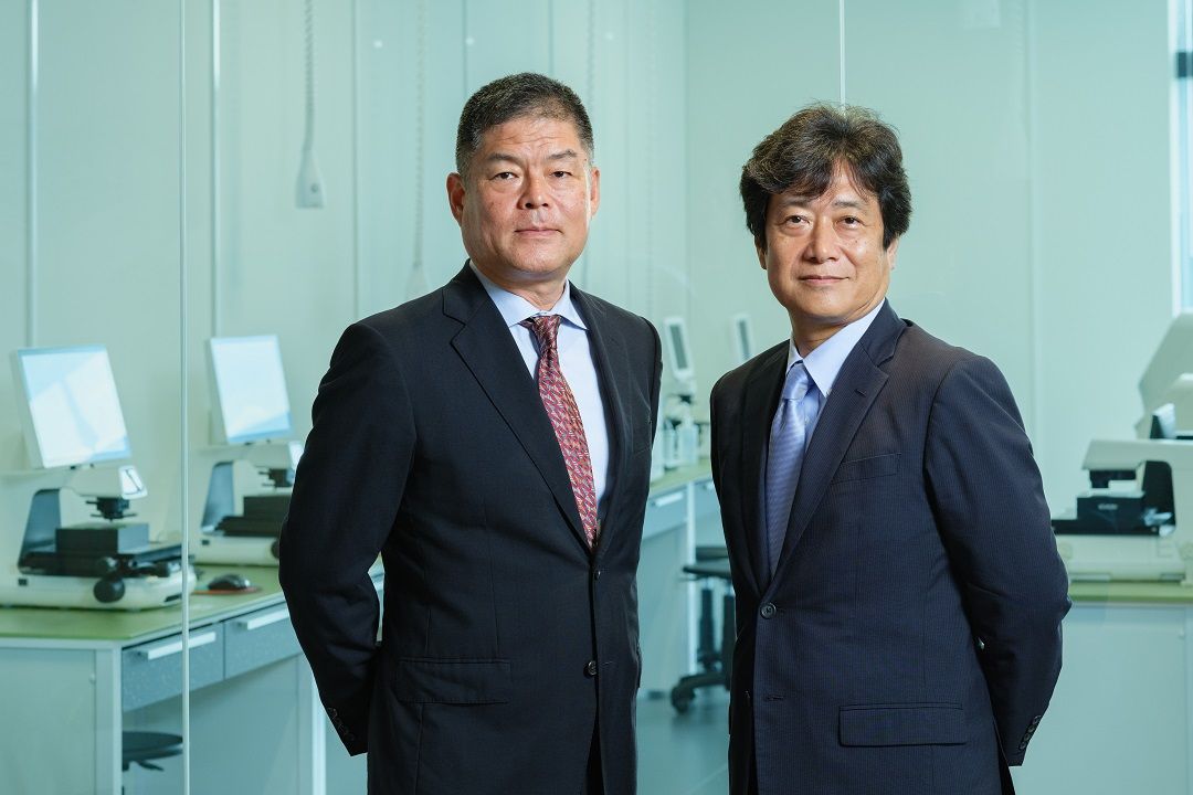 サーモフィッシャー代表取締役の室田博夫氏（左）と三井不動産フェローの三枝寛氏（右）