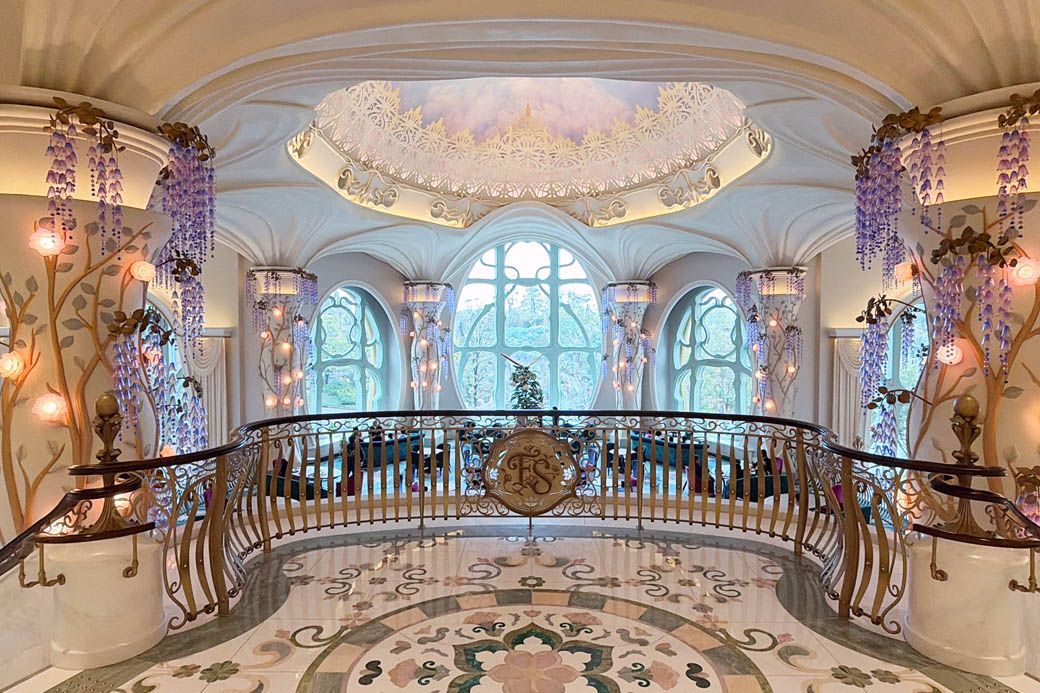 幻想的かつラグジュアリーな、ホテルエントランス。ファンタジースプリングスホテル以外では経験できない唯一無二の光景が広がる（写真：筆者撮影）