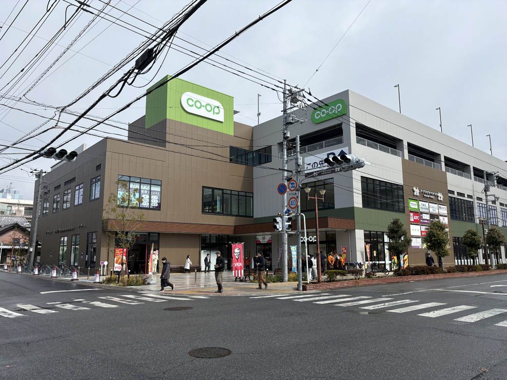 駅の東側にはスーパー「コープかすかべテラス」がある。日常の買い物に重宝しそうだ（写真：筆者撮影）