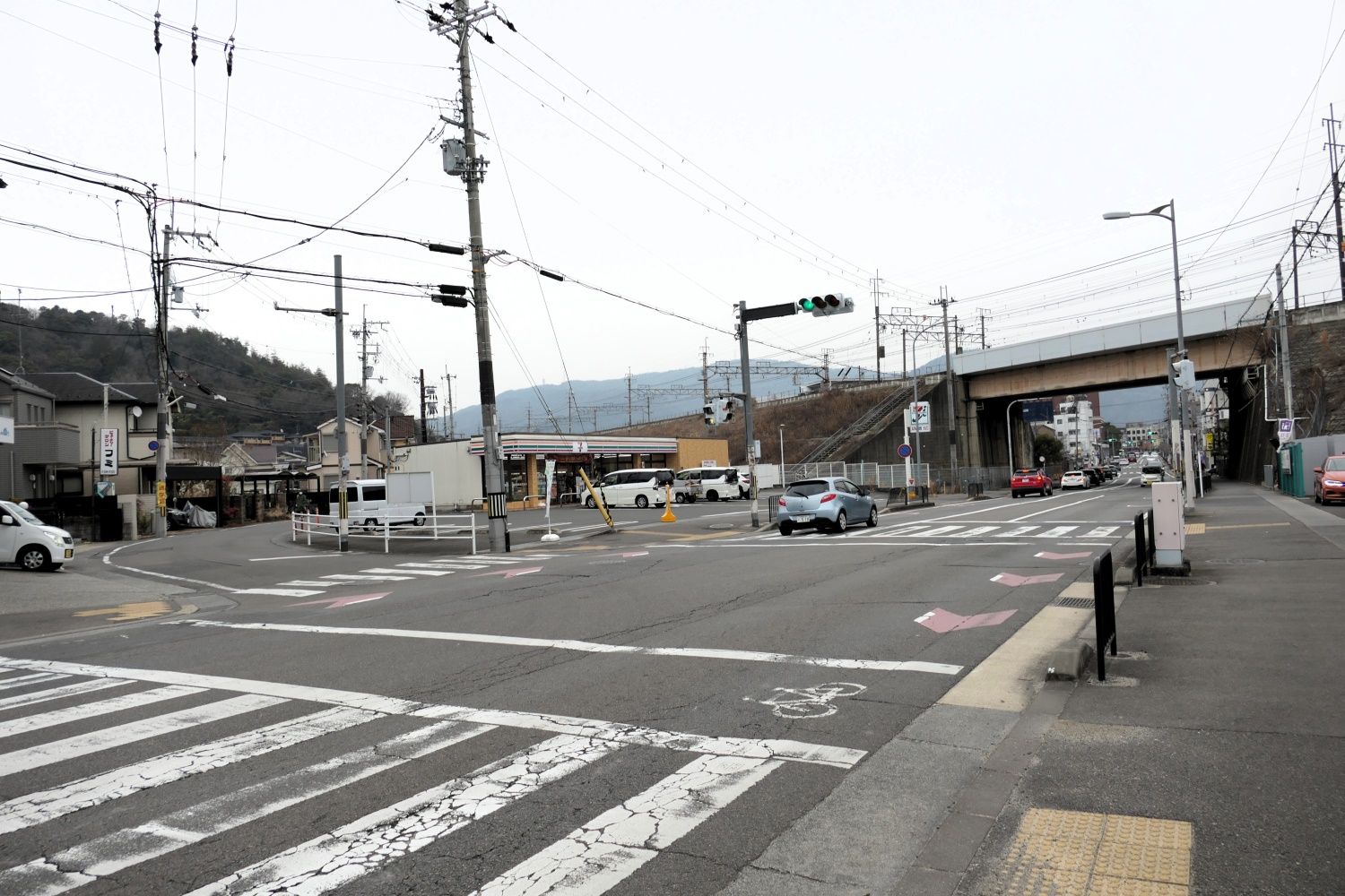 JR東海道本線が見えてきた。現在の京津線は地下を通る（記者撮影）