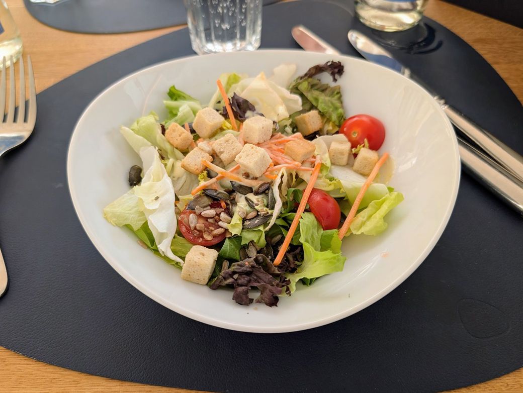 ゴッタルド・パノラマ・エクスプレスでは、船での食事も可能だ（写真：筆者撮影）