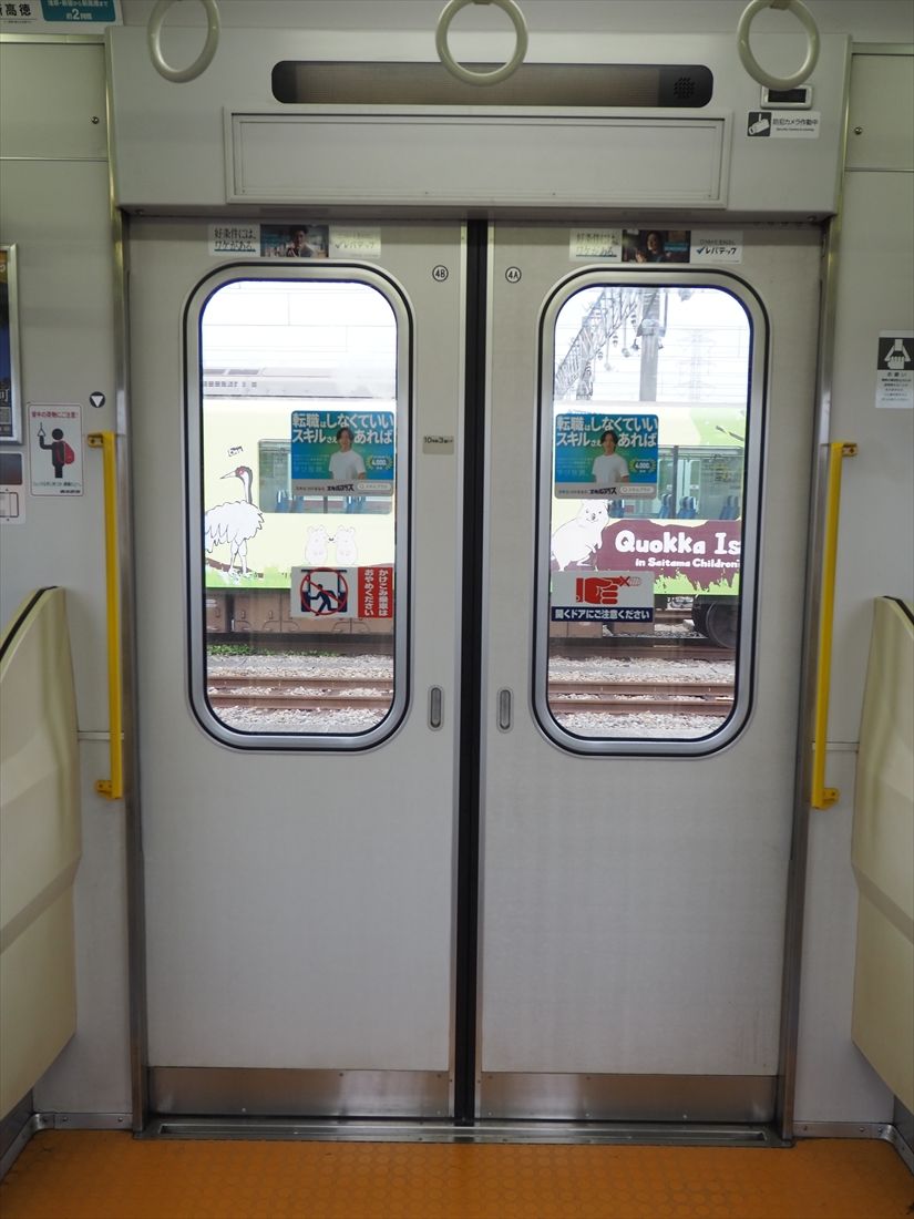 ドア部分。上にLED式の案内表示器を設置している（記者撮影）