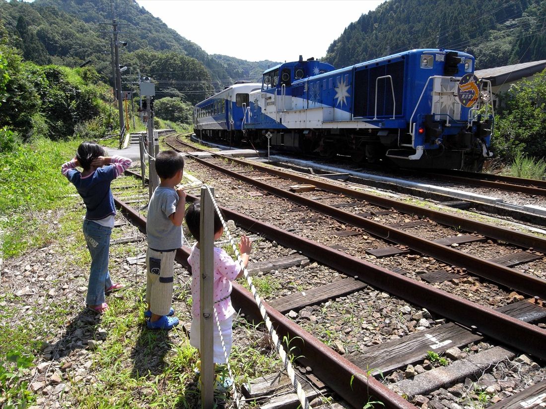 「奥出雲おろち号」を眺める子どもたち（撮影：南正時）