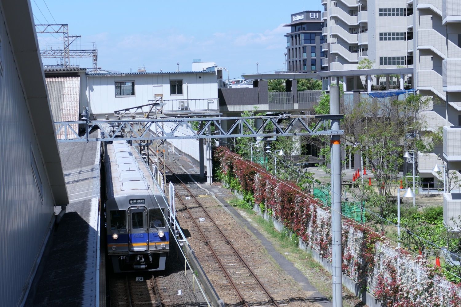 北東口（画面奥）はマンション「堺東ヴューモ」に直結（記者撮影）