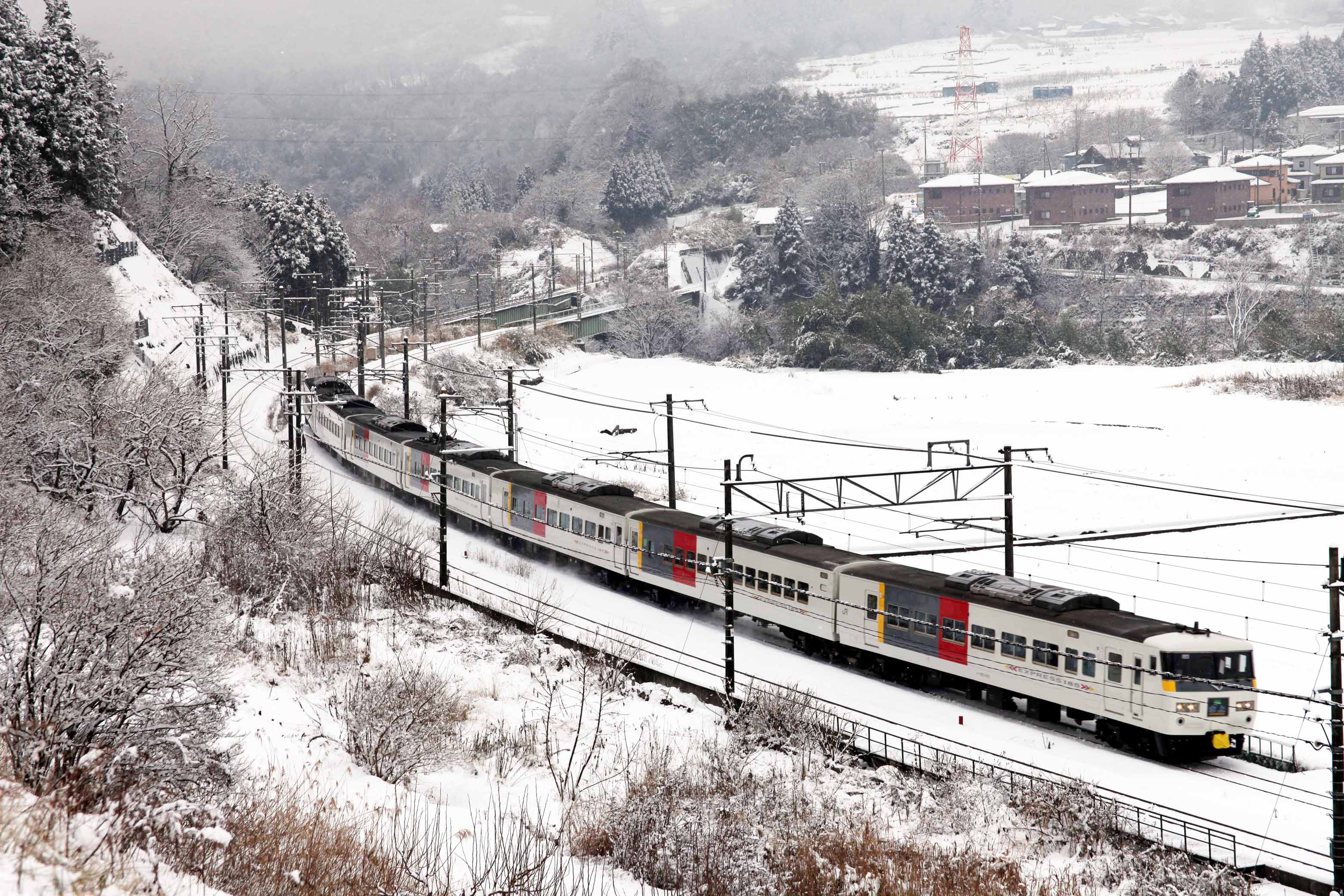 雪景色の上越線を走る特急「水上」（撮影：南正時）
