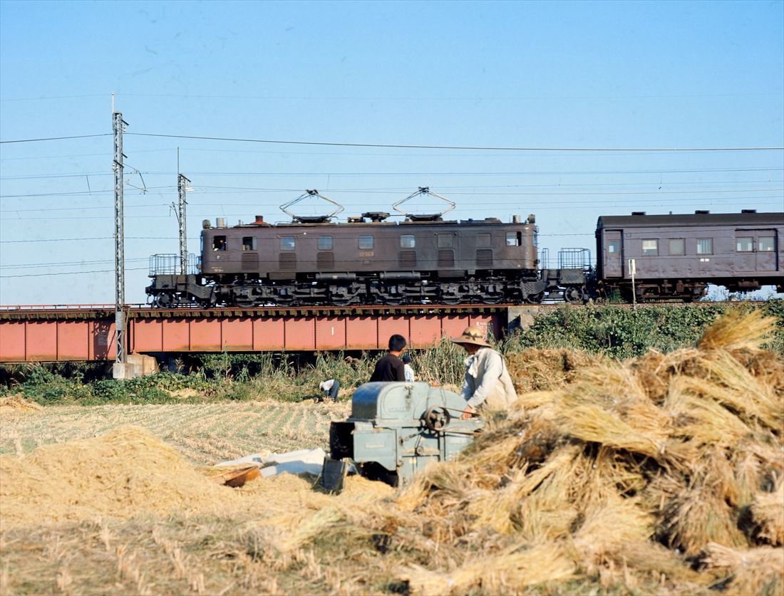 東北本線蒲須坂付近を走るED57形牽引の客車列車＝1974年（撮影：南正時）