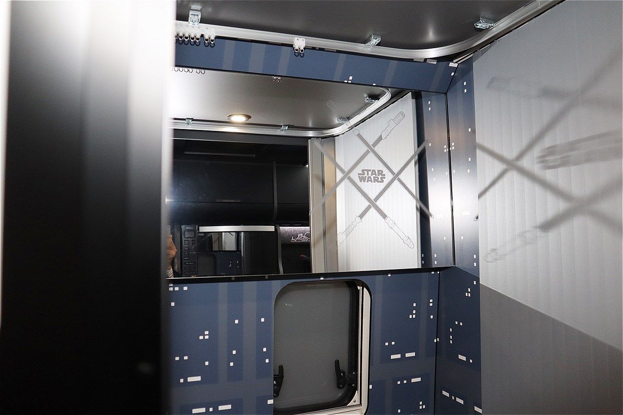 スター・ウォーズの世界観が広がるトイファクトリーのキャンピングカー「ダビンチ6.0＜スター・ウォーズ＞エディション」（筆者撮影）