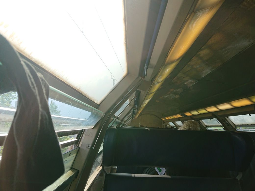 28歳のときに鉄道でスイス→イタリアへ移動中、周りの迷惑にならない範囲で、ホテルで乾かなった靴下を干したことがある。左に映っているのが靴下（筆者撮影）