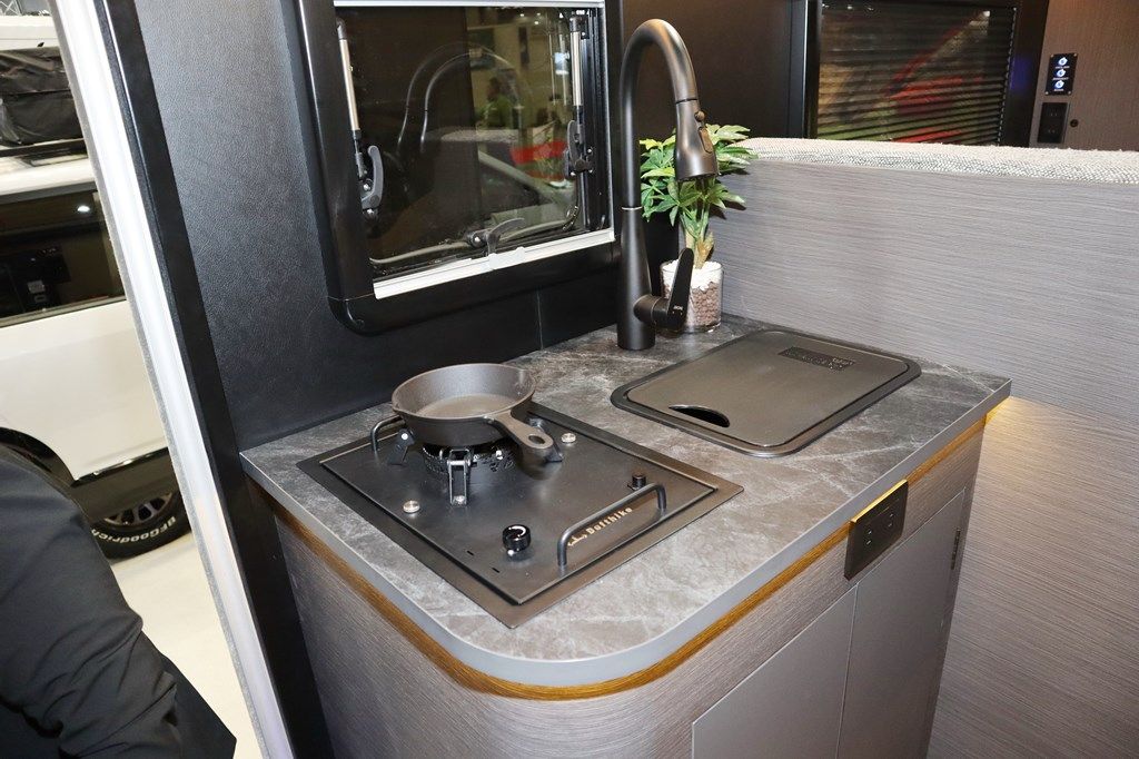 ダイレクトカーズの新作キャンピングカー「DN-75」（写真：筆者撮影）