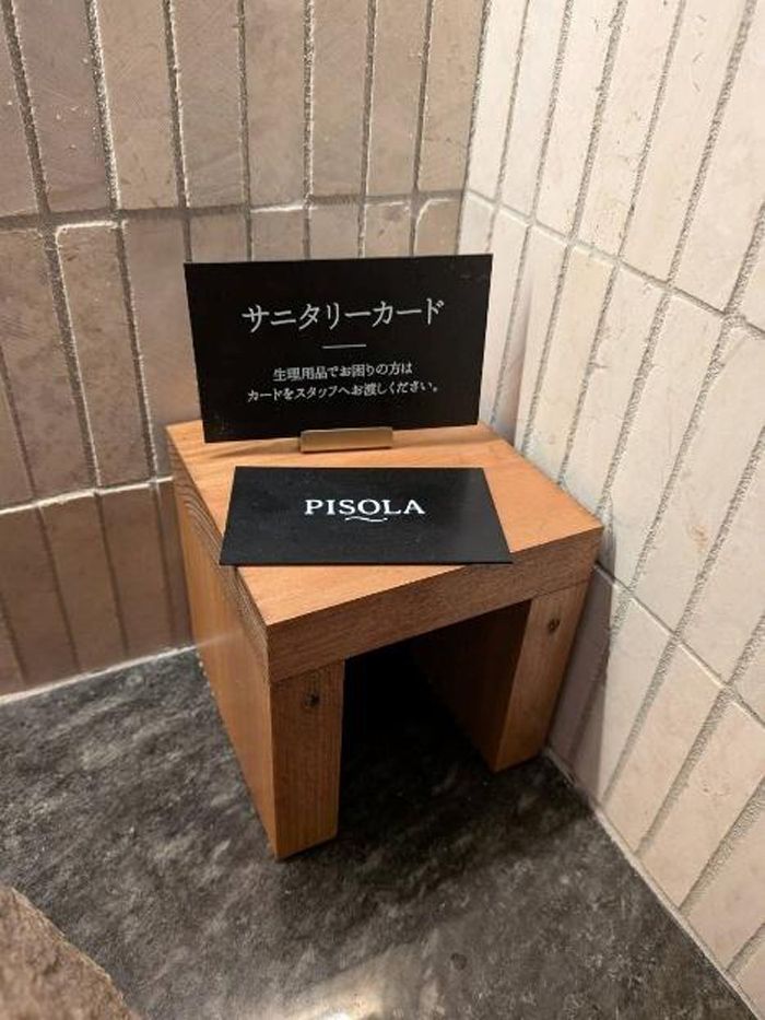 女性用トイレにあったカード。確かに、直接言うのは憚られるのでこうしたカードがあると有難いかも（筆者撮影）