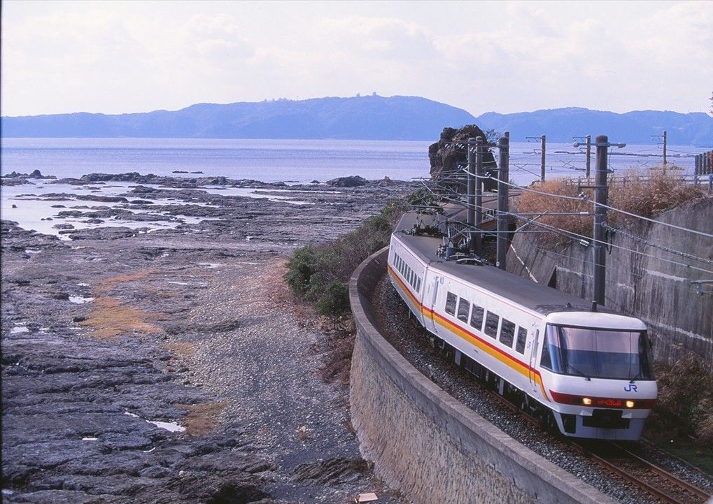 先頭車をパノラマグリーン車とした「スーパーくろしお」。登場時の白地にオレンジと赤帯の姿（撮影：南正時）
