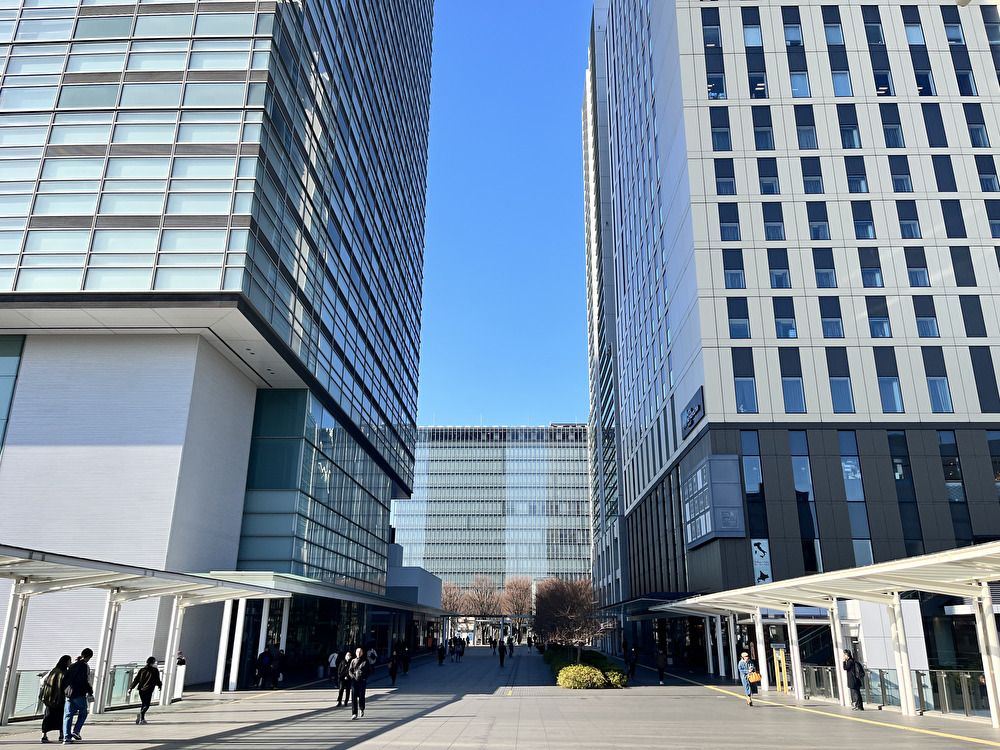 さいたま新都心駅西口。広々とした歩道デッキが広がる（筆者撮影）