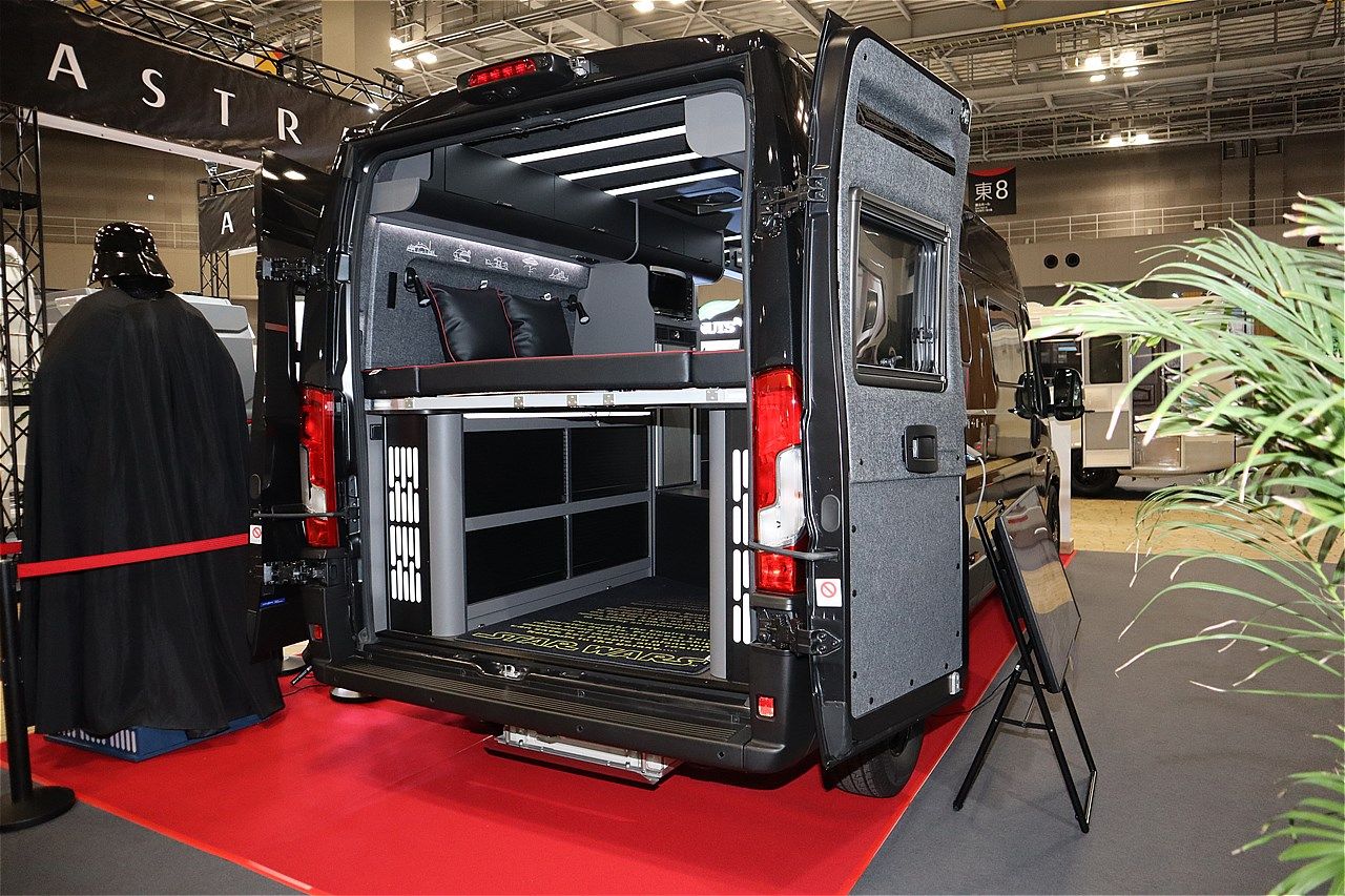 スター・ウォーズの世界観が広がるトイファクトリーのキャンピングカー「ダビンチ6.0＜スター・ウォーズ＞エディション」（筆者撮影）