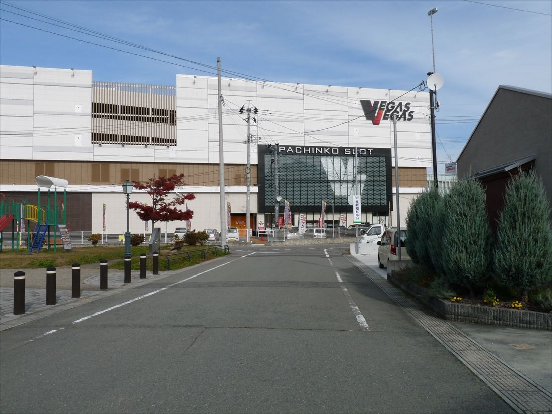 成沢駅の旧予定地付近。線路敷地は完全につぶされて大きなパチンコ店になっていた（筆者撮影）