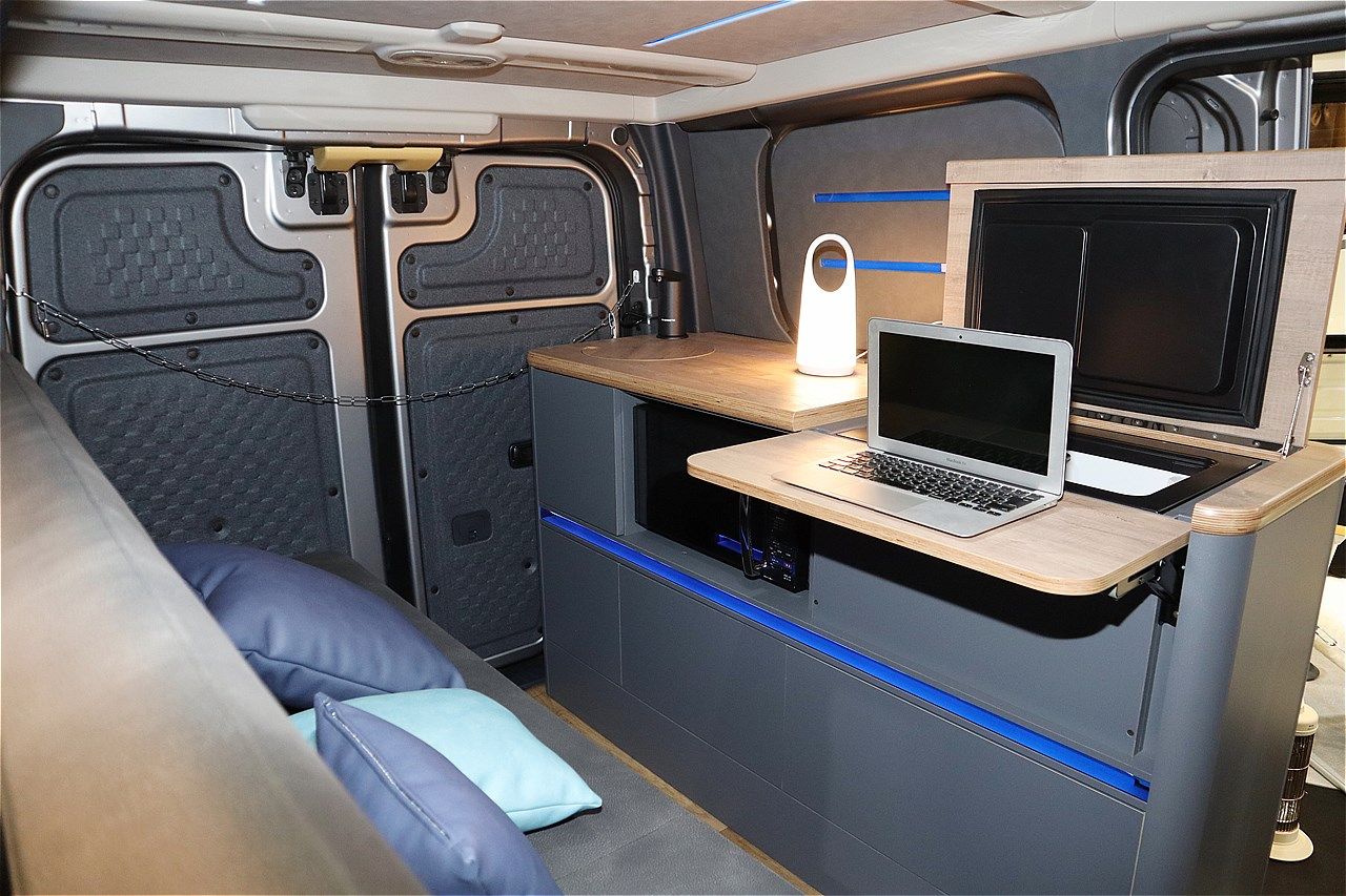 LACホールディングスのBEVキャンピングカー「LAC EVキャンパーC」（写真：筆者撮影）