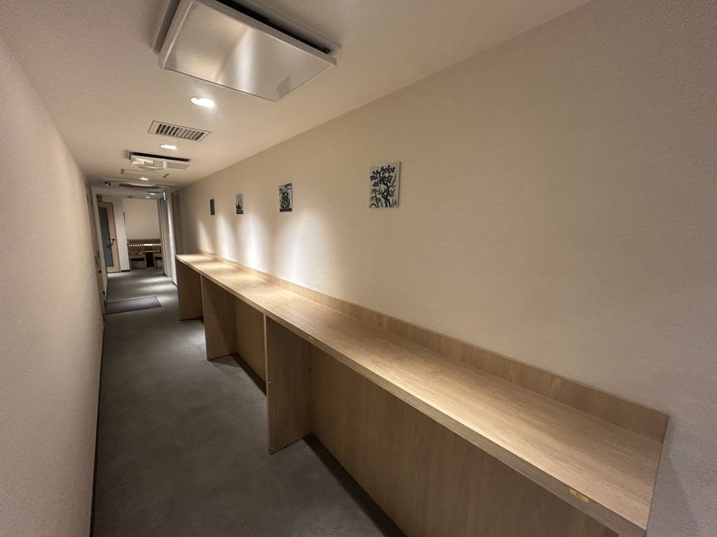 「魚がイチバン 九段靖国通り店」の立ち飲みスペース（筆者撮影）